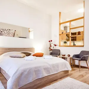 Downtown Charm With Balcony And Garden View Apartamento