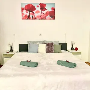 Very Warm With Big Bed Near New York Cafe Apartamento